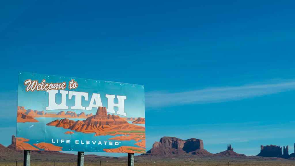 Road sign welcoming you to landscapes of Utah’s National Parks.